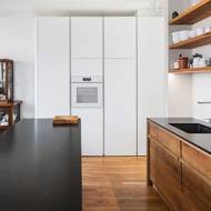 Bezúchytově řešené skříně vytvářejí čistý povrch, který zůstává jasně členěný.