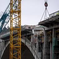 Historický oblouk zůstane zachován a čeká ho oprava, mostovka se ale rozebírá. 