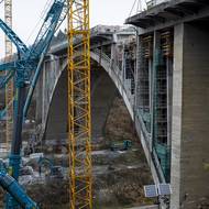 Pod mostem se pracuje i v zimě. 