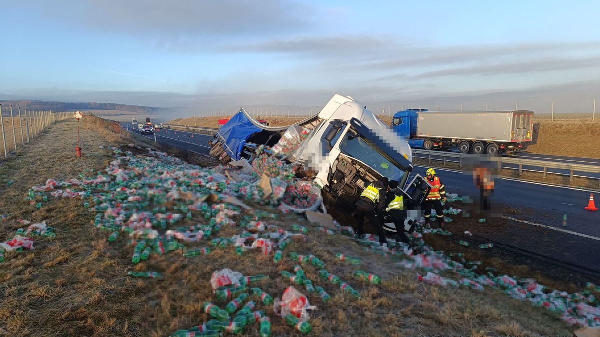 Dálnici D6 zablokoval kamion s plastovými lahvemi