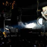 Klaun tančí s členkou kapely