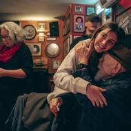 Rodinné setkání. Za 94letým mužem přijela na Chanuku jeho rodina z Kalifornie. Setkalo se tak několik generací. 