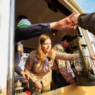 Rozdávání Betlémského světla.