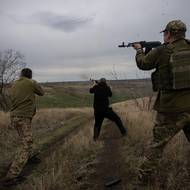 Ukrajinští vojáci pálí ze svých kalašnikovů po nízko prolétajícím dronu Shahed. 26.října 2025.