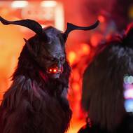 Masky se dnes různě vylepšují, třeba svítícími zuby. 