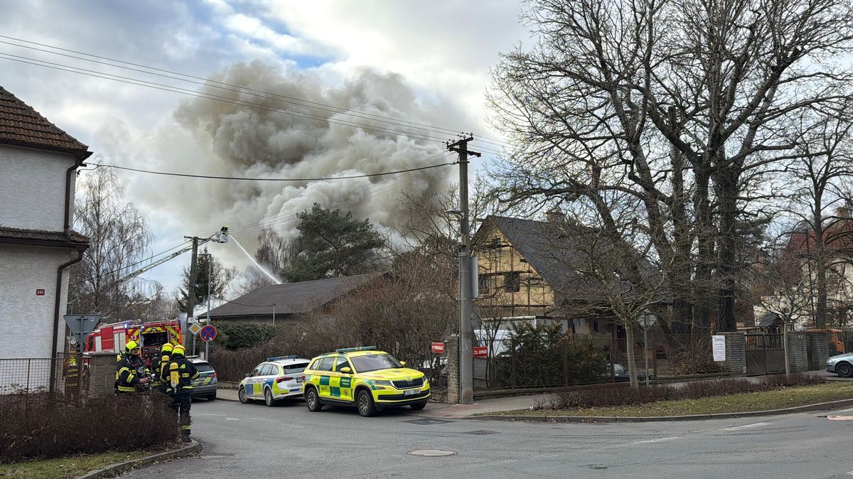 V Hostivicích u Prahy shořel dřevěný dům