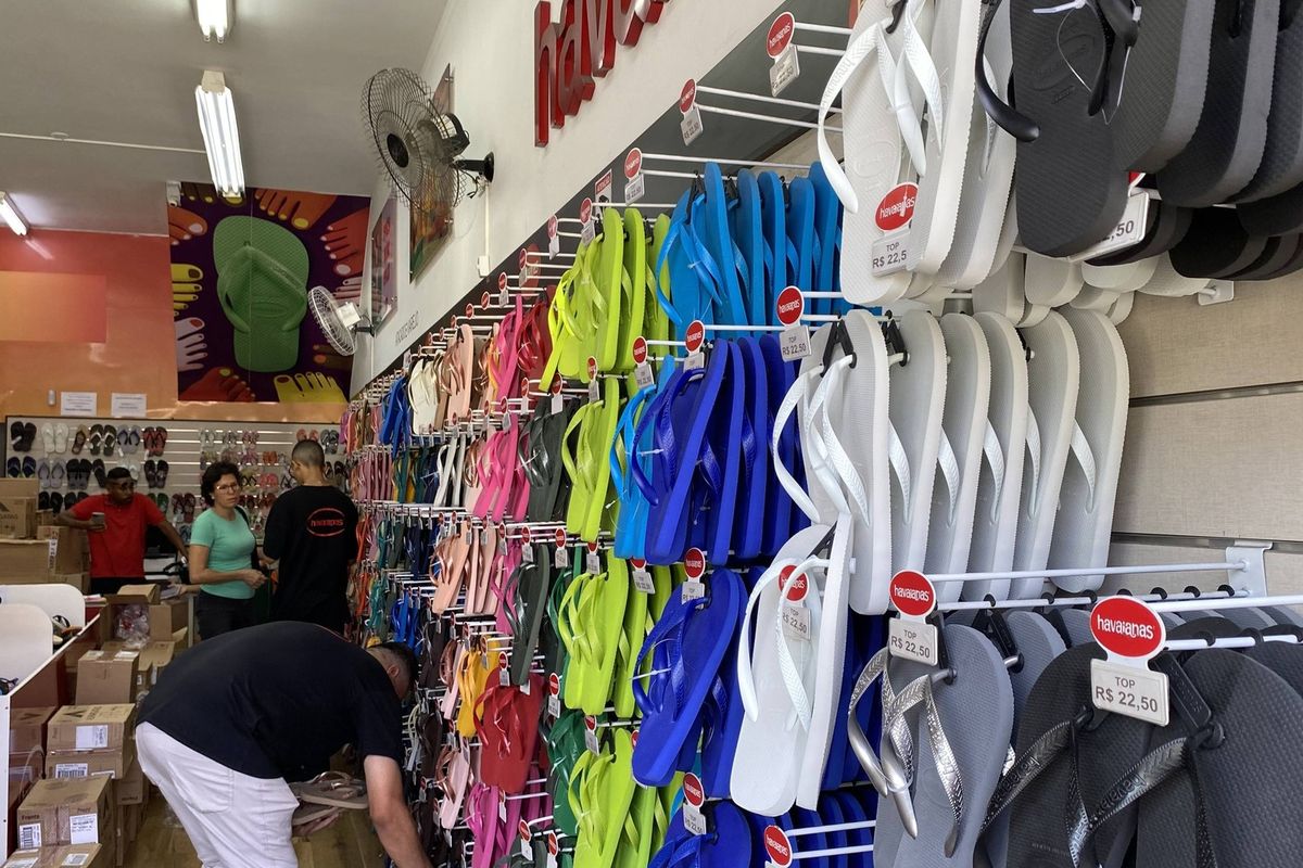 Zdánlivě nevinná reklama na plážové žabky vyvolala v Brazílii politický spor