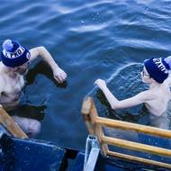 Otužovat se dá v každém věku. Nejmladšího a nejstaršího účastníka Memoriálu Alfreda Nikodéma dělí 70 let. 