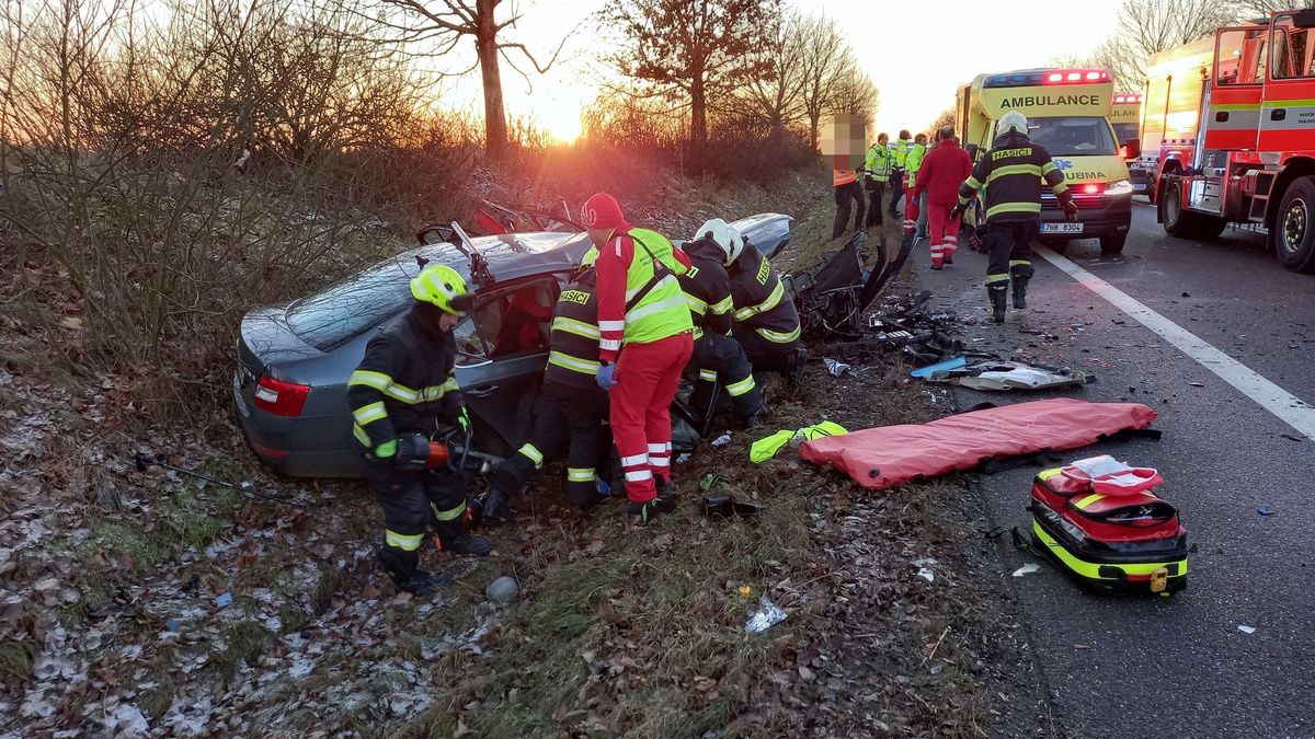 Osm zraněných po srážce tří aut, letěl i vrtulník