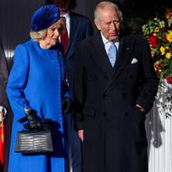 S modrým outfitem královny Camilly sladil svou kravatu král Karel III.