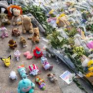 Lidé přináší květiny, plyšáky i pokémony… 