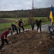 Pohřeb ve vsi Veliki Lazy. 