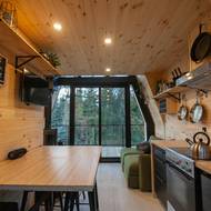 Čelní i zadní štítová strana jsou prosklené.