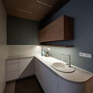 Kuchyňský kout má linku uspořádanou do písmene L.