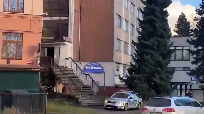 Napětí kolem ubytovny v Jablonci. Po napadení muže hrozí rodinná msta, místo střeží ozbrojení policisté