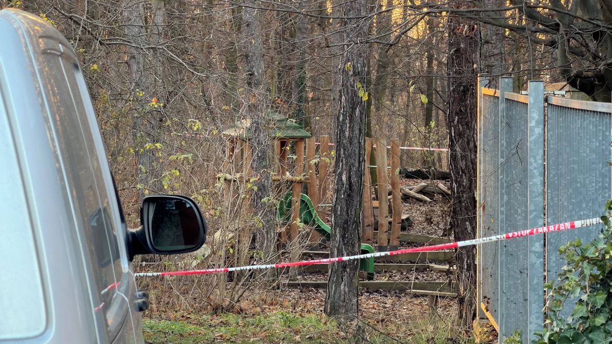 Na dětském hřišti v Praze našel hledač kovů podezřelý předmět, který připomíná granát