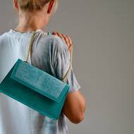 Své kabelky šije Karla Löffelmann ručně.