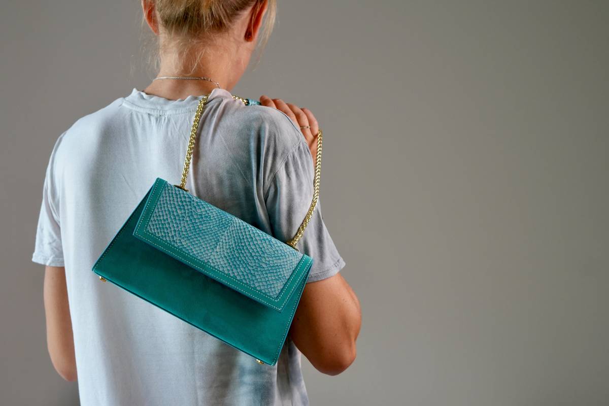 Své kabelky šije Karla Löffelmann ručně.