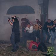 Projekt Evropa: Andrej Hložan. Speciální jednotka vojenské policie Kobra se ukrývá za školními lavicemi během protestů v Novi Sadu.