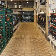 Dříve než horníci nastoupí do klece a sjedou pod zem, musí nafasovat lampu a dýchací přístroj. 