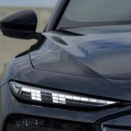 Přední i zadní světelný podpis se dá měnit přes infotainment.