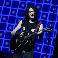 Bubeník Štěpán Smetáček se několikrát s chutí chopil kytary