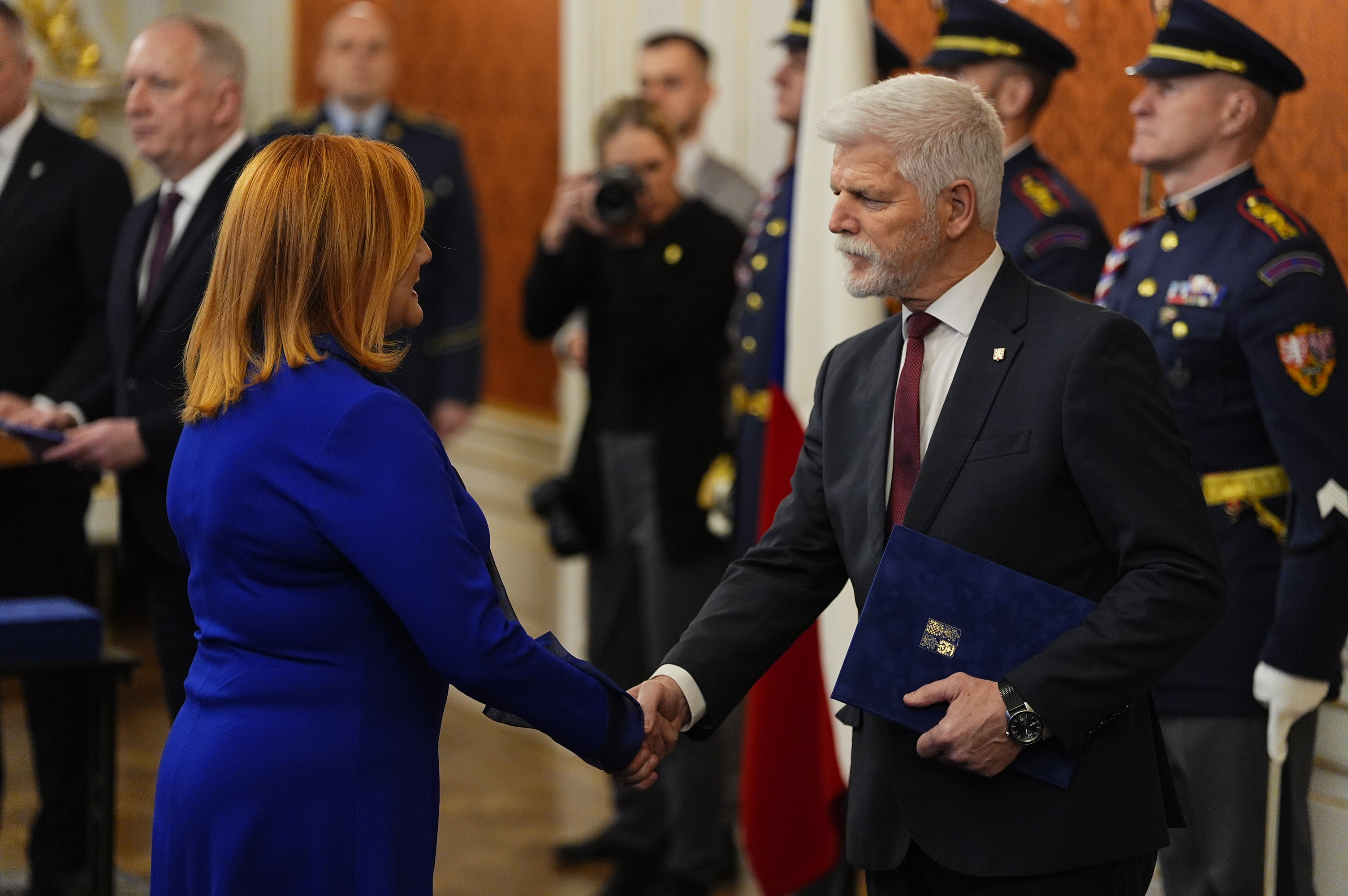 Pavel nehodlá zdržovat podpis rozpočtu, uvedla Schillerová. Bavili se o výdajích na obranu