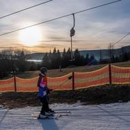 Západ slunce nad Horní Malou Úpou. Lyžuje se, ale v omezeném provozu. 