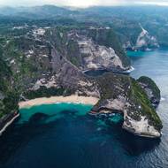 Pláž Kelingking Beach na Nusa Penida, proslulá dramatickým útesem ve tvaru T-Rexe a bílým pískem pod skalnatými srázy. Tohle je jedno z nejfotografovanějších míst Indonésie.