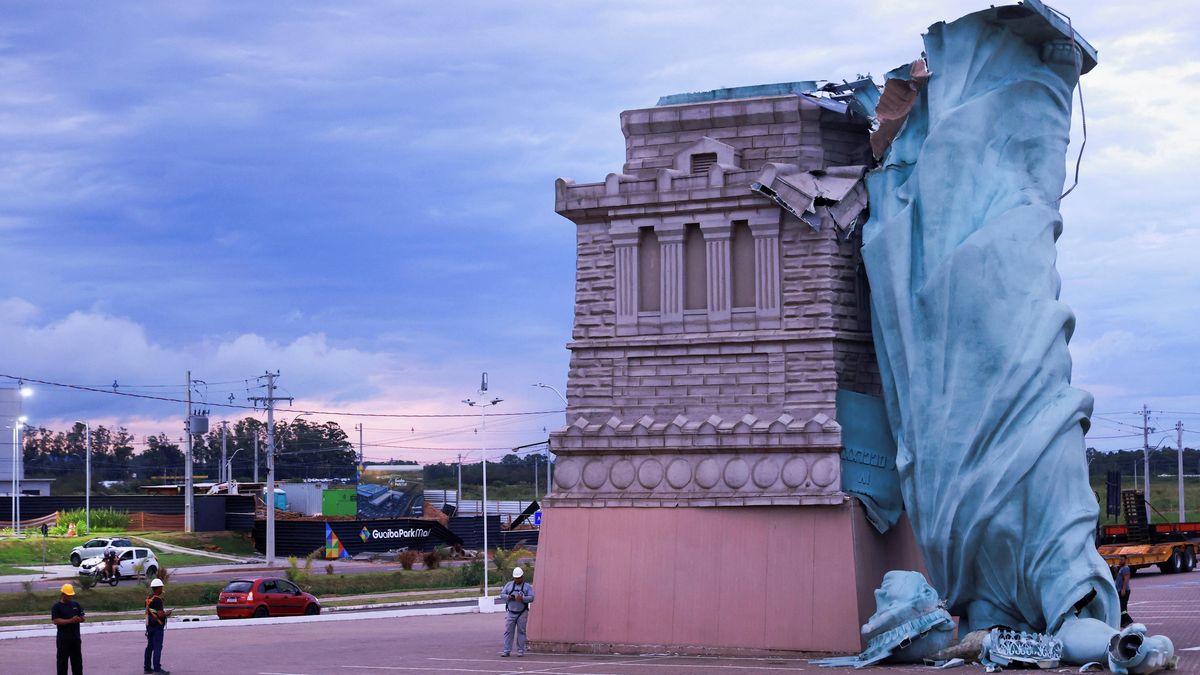 Silný vítr strhl repliku sochy Svobody v Brazílii