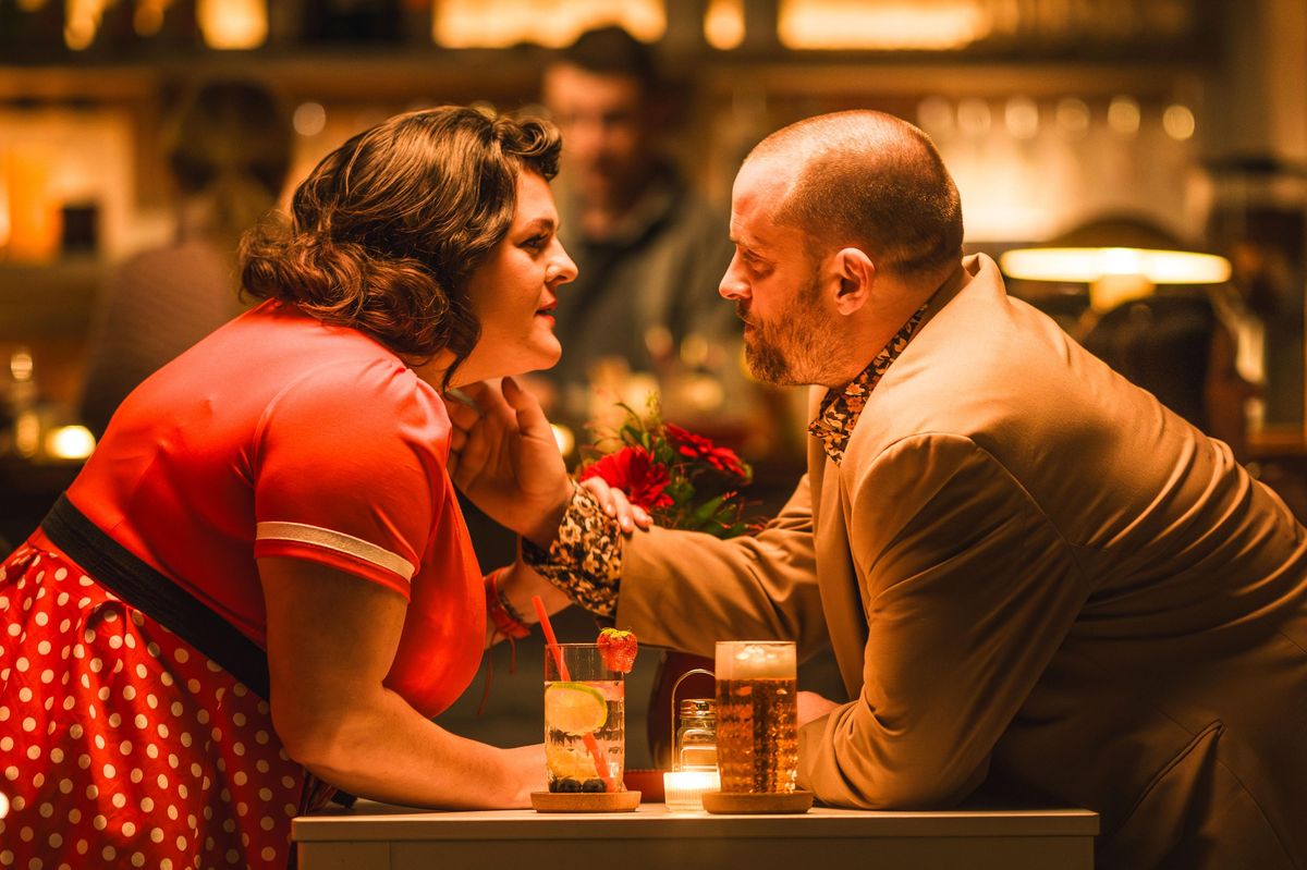 Příběh sňatkového podvodníka může sloužit jako varování, říkají herci o seriálu Spřízněná duše