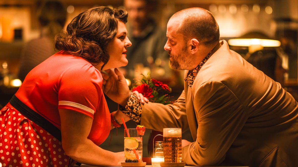 Příběh sňatkového podvodníka může sloužit jako varování, říkají herci o seriálu Spřízněná duše