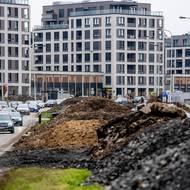 Rozkopaným středovým pásem brzy povede tramvajová trať. 