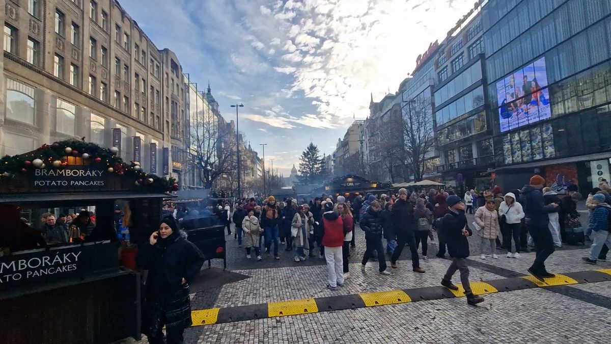 Centrem Prahy poslední sobotu před Vánoci procházely davy