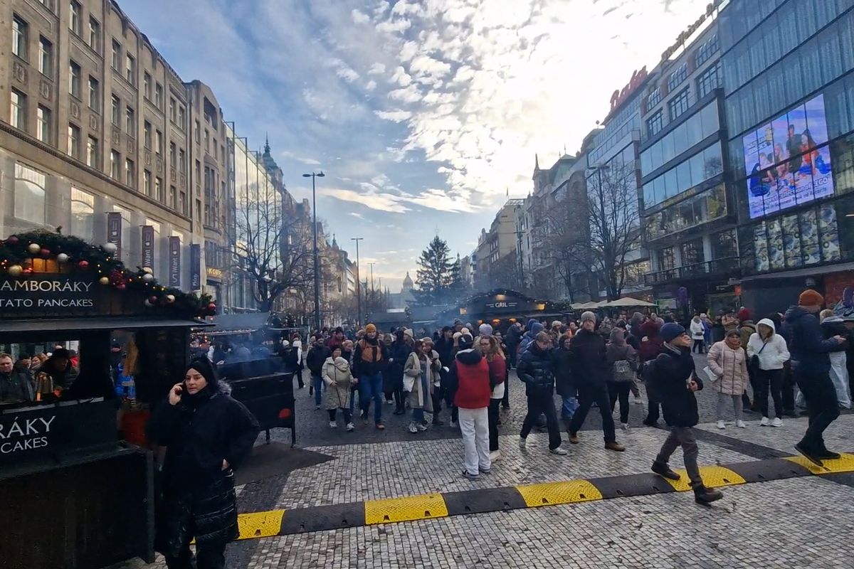 Centrem Prahy poslední sobotu před Vánoci procházely davy