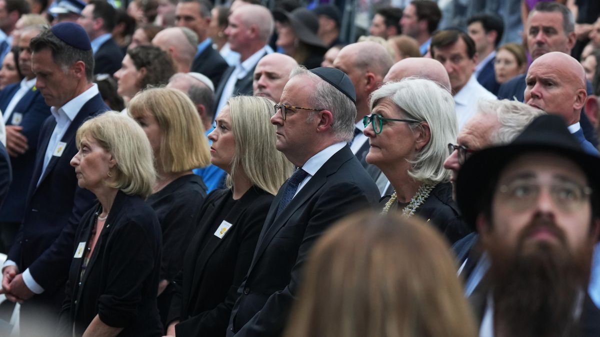 Na pietní akci za oběti z Bondi Beach dav vybučel australského premiéra