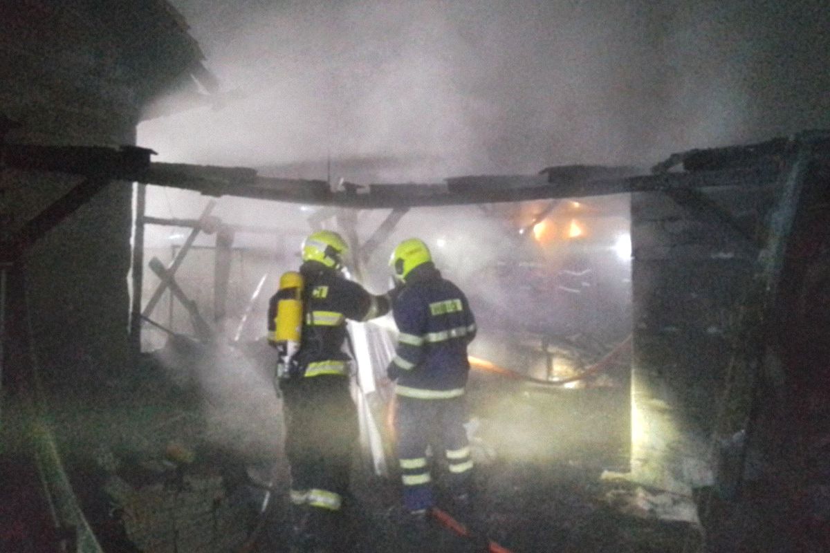 Při požáru udírny a pergoly zasahovali na Třebíčsku hasiči i zdravotníci