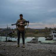 27letý ukrajinský voják s volacím znakem Bus (bývalý odstřelovač) hlídkuje na břehu řeky v Doněcké oblasti. Jeho jednotka má na starosti sestřelování nepřátelských dronů, které létají z Ruskem okupovaných oblastí do týlu Ukrajiny. Vojáci jsou vybaveni kulometem PKM ráže 7,62×54r, puškami AK74 a samonabíjecí brokovnicí. Bus má u sebe brokovnici turecké výroby. Fotografie pořízena v Doněcké oblasti na Ukrajině 19. října 2025.