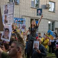 Většina se ale svých manželů, partnerů, synů a vnuků nedočkala. Rusko o zajatcích žádné zprávy neposkytuje, a tak se vlastně ani neví, zdali jsou vůbec naživu. 23. května 2025.