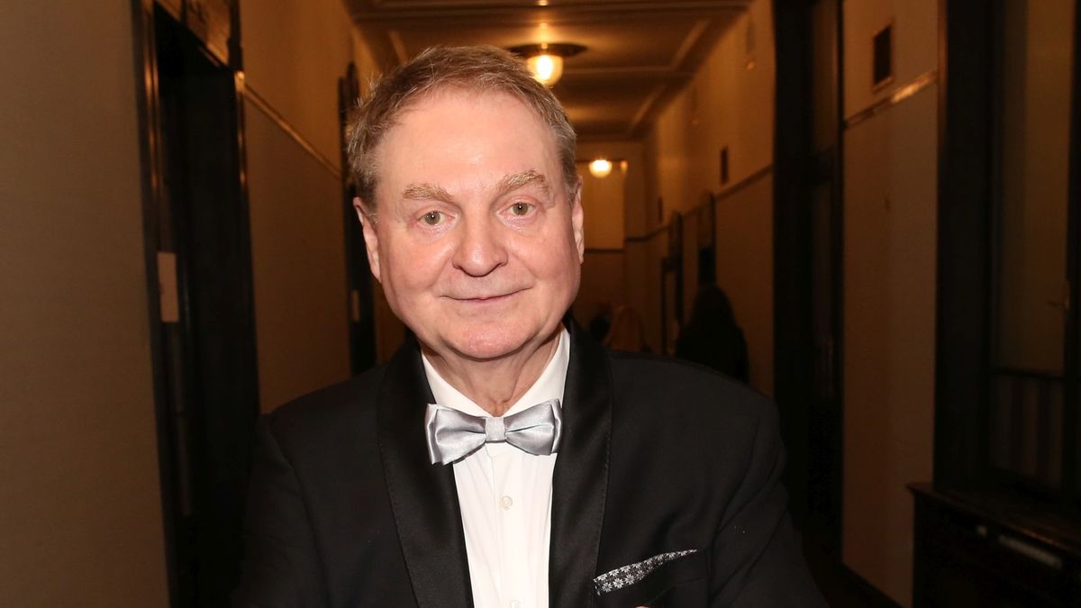 Otec slavil, matka jela do porodnice tramvají. Moderátor vypráví o svém narození