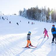 Vaňkův kopec se v úterý zaplnil lyžaři všech generací. 