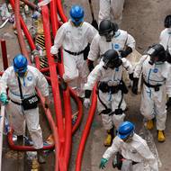 Stále se pohřešují desítky lidí, které záchranáři hledají. 