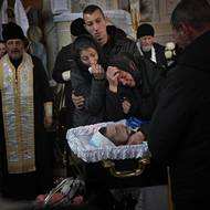 Díky práci dobrovolníků se daří doručovat tělesné pozůstatky rodinám padlých vojáků rychleji, než kdyby ten proces byl jenom na armádě. I díky tomu může být pak tělo vystaveno v otevřené rakvi při posledním rozloučení. 