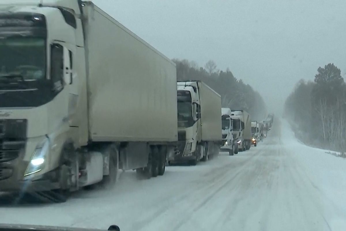 Kolaps na sibiřské dálnici. Řidiči stáli hodiny v extrémních podmínkách ve stokilometrové koloně