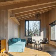 Obývací pokoj má vysoký strop. 