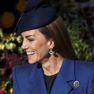 Princezna Kate byla ve velmi dobré náladě a v modrých barvách zvolila výrazný fascinátor s šípy designérky Juliette Botterillové i šperky. Vynikly zejména safírové náušnice, které s oblibou nosila i princezna Diana. 