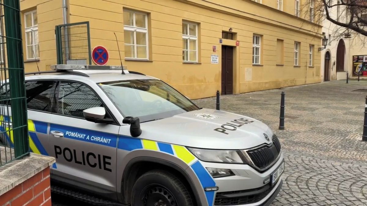 Student ve škole v centru Prahy měl hrozit násilím, zadržela ho policie