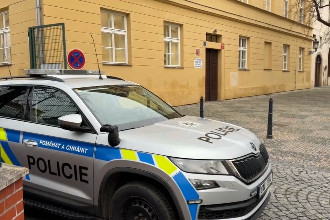 Student ve škole v centru Prahy měl hrozit násilím, zadržela ho policie