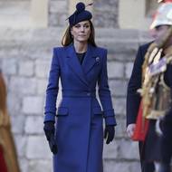 Princezna Kate zvolila na uvítanou modrý kabát, stejně jako královna Camilla. Pochází od její oblíbené značky Alexander McQueen a Kate ho neoblékla poprvé. 