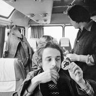 Cesta na Jazz jamboree do Varšavy. Milan Svoboda si stříhá na hraničním přechodu knír, protože ho nemá na pasové fotografii, 1978.